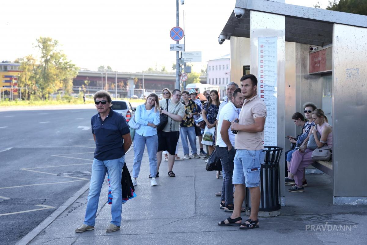    Пассажиры жалуются на долгое ожидание автобусов