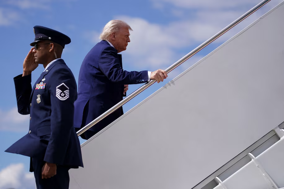Президент Трамп садится в Air Force One на объединённой базе Эндрюс в Мэриленде в пятницу. По словам официальных лиц, соглашение о приобретении роскошного Boeing 747-8 у Катара всё ещё находится в разработке. Фото: Натан Ховард/Reuters