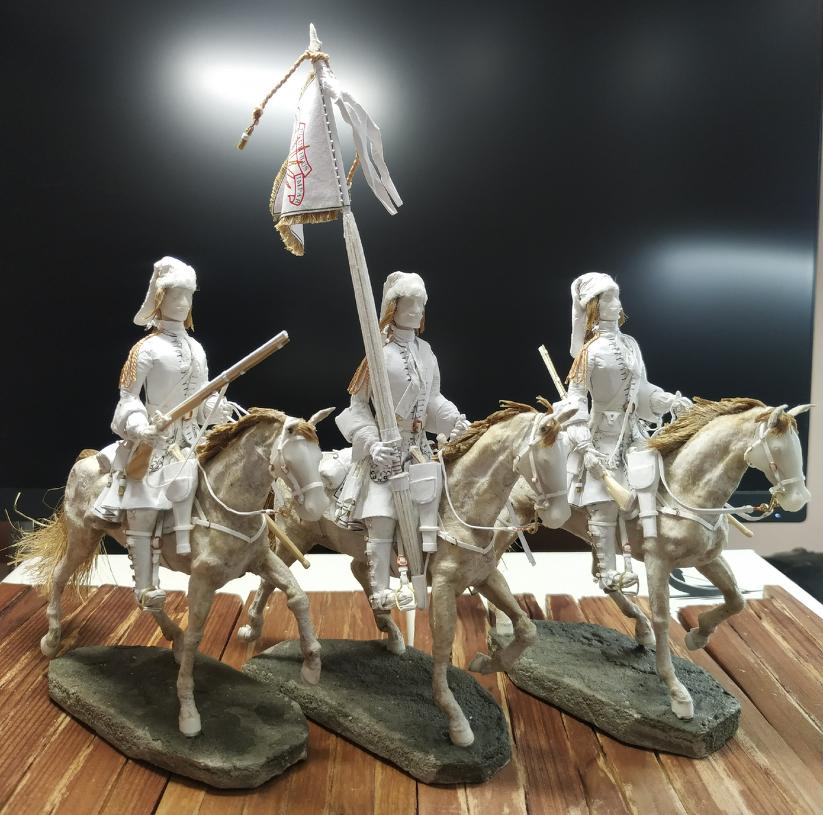 Мои бумажные драгуны в сборе. Фото автора.