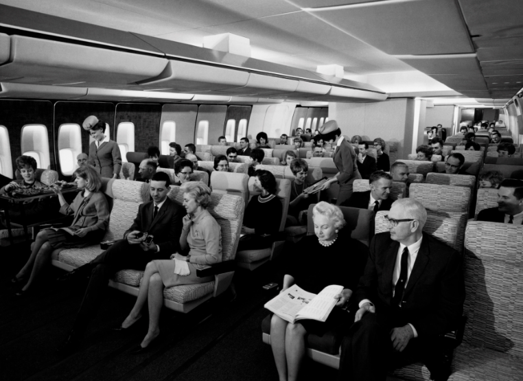 Пассажиры на гигантском реактивном самолете в 1960 году. Изображение: Touring Club Italiano/Marka/Universal Images Group через Getty Images Marka