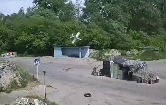 Поражение блокпоста ВФУ ударом «Ланцета» в районе н.п Глубное, Сумской области, источник Телеграм-канал LOSTARMOUR | Carthago delenda est!