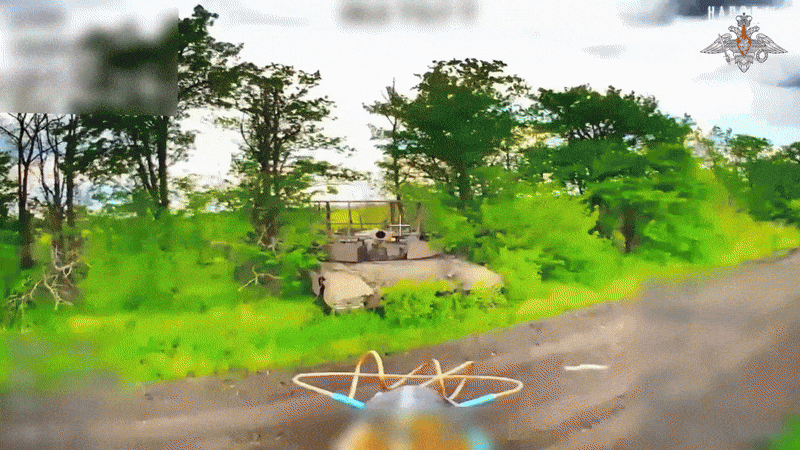    Операторы FPV-дронов отрабатывают по укрепам и технике ВСУ//Видео с официального ТГ-канала Минобороны