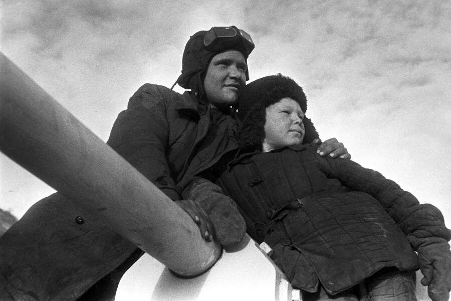 Танкист И. Коронков и сын полка Павел на броне танка Т-34. Фото: Абрам Кричевский