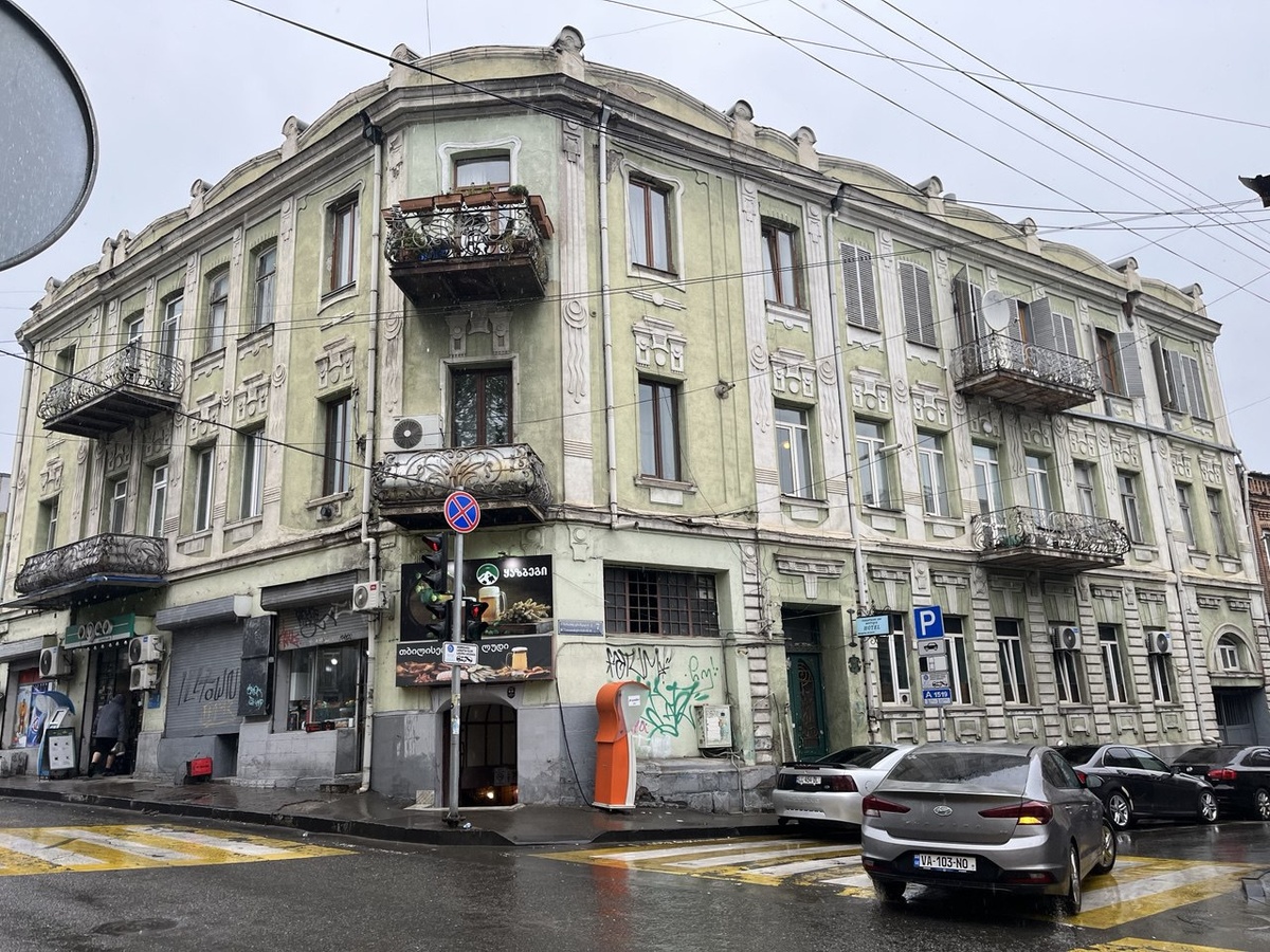 Граффити на зданиях Тбилиси 