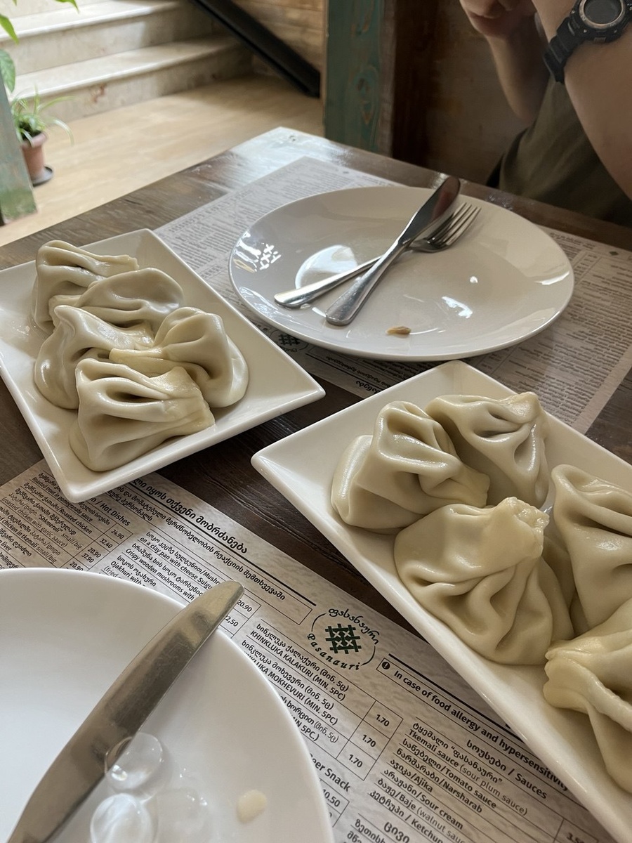 Вкусные хинкали в кафе
