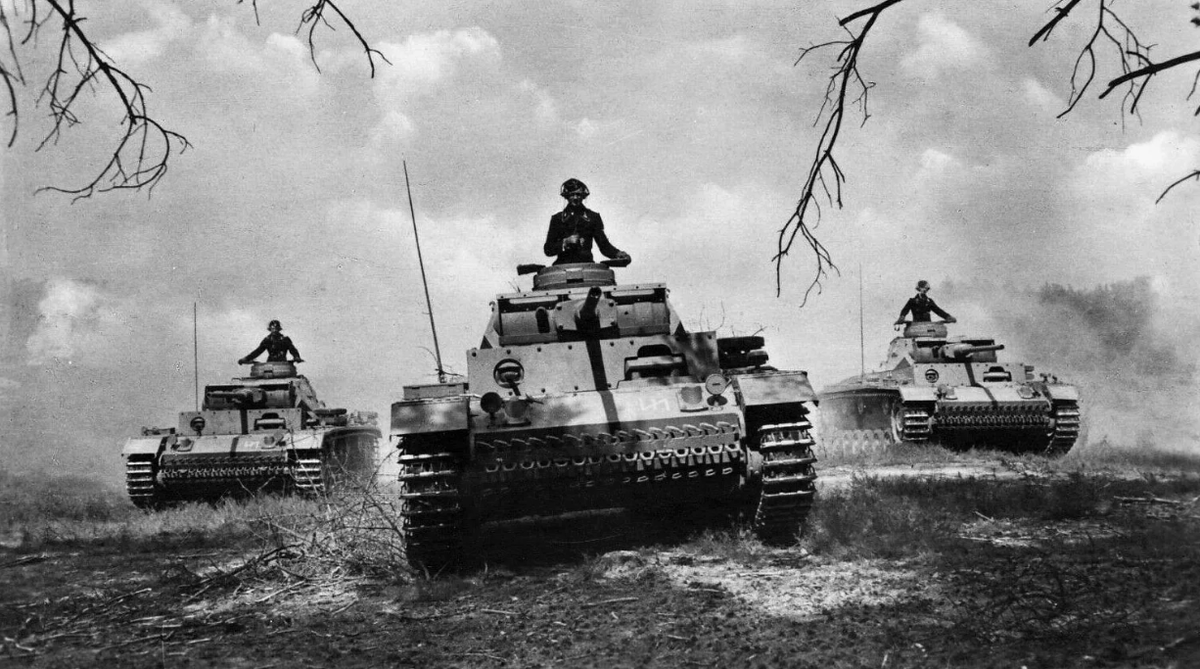 Наступление немецких бронетанковых войск. Источник Яндекс картинки