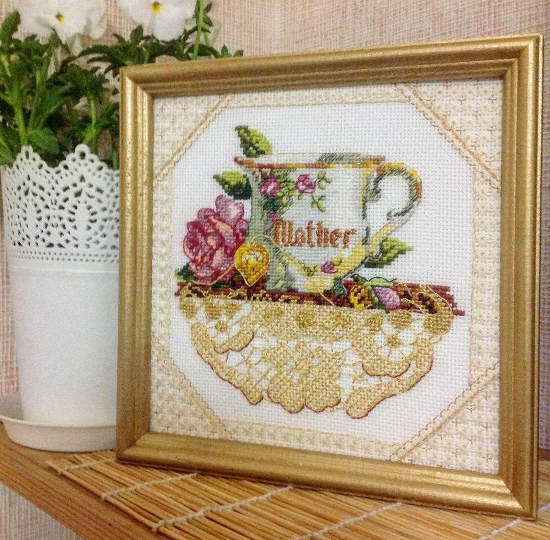 Оформляла сама, нитковой натяжкой. Рамочка самая обычная, покрашена в золото,оставшееся с декупажных припасов.