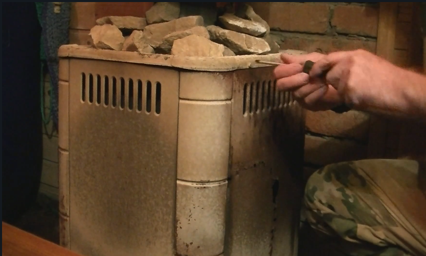 На кожухе видны следы сквозной коррозии.