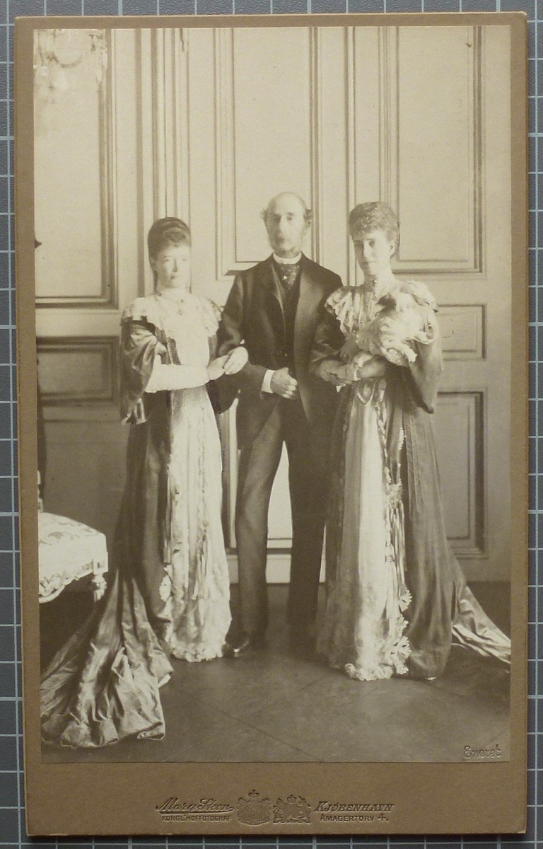 две сестры с отцом