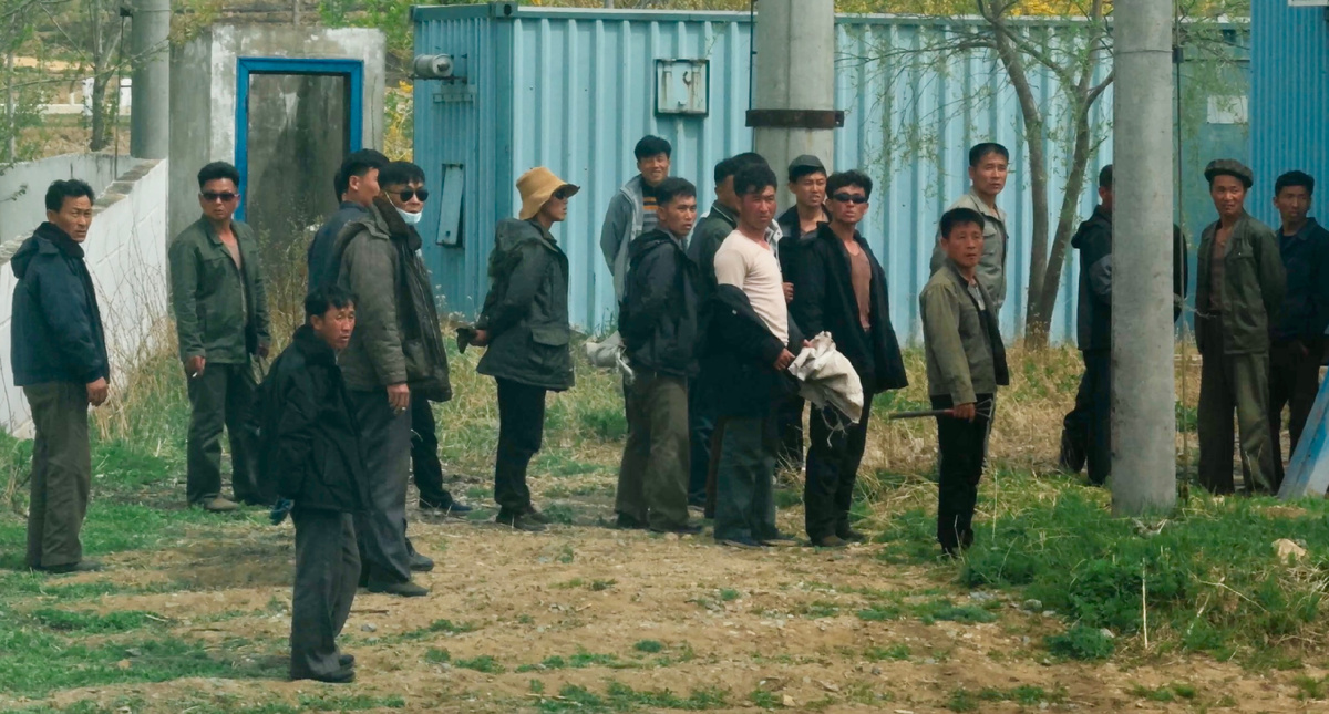 На фото нет ни единого человека в джинсах