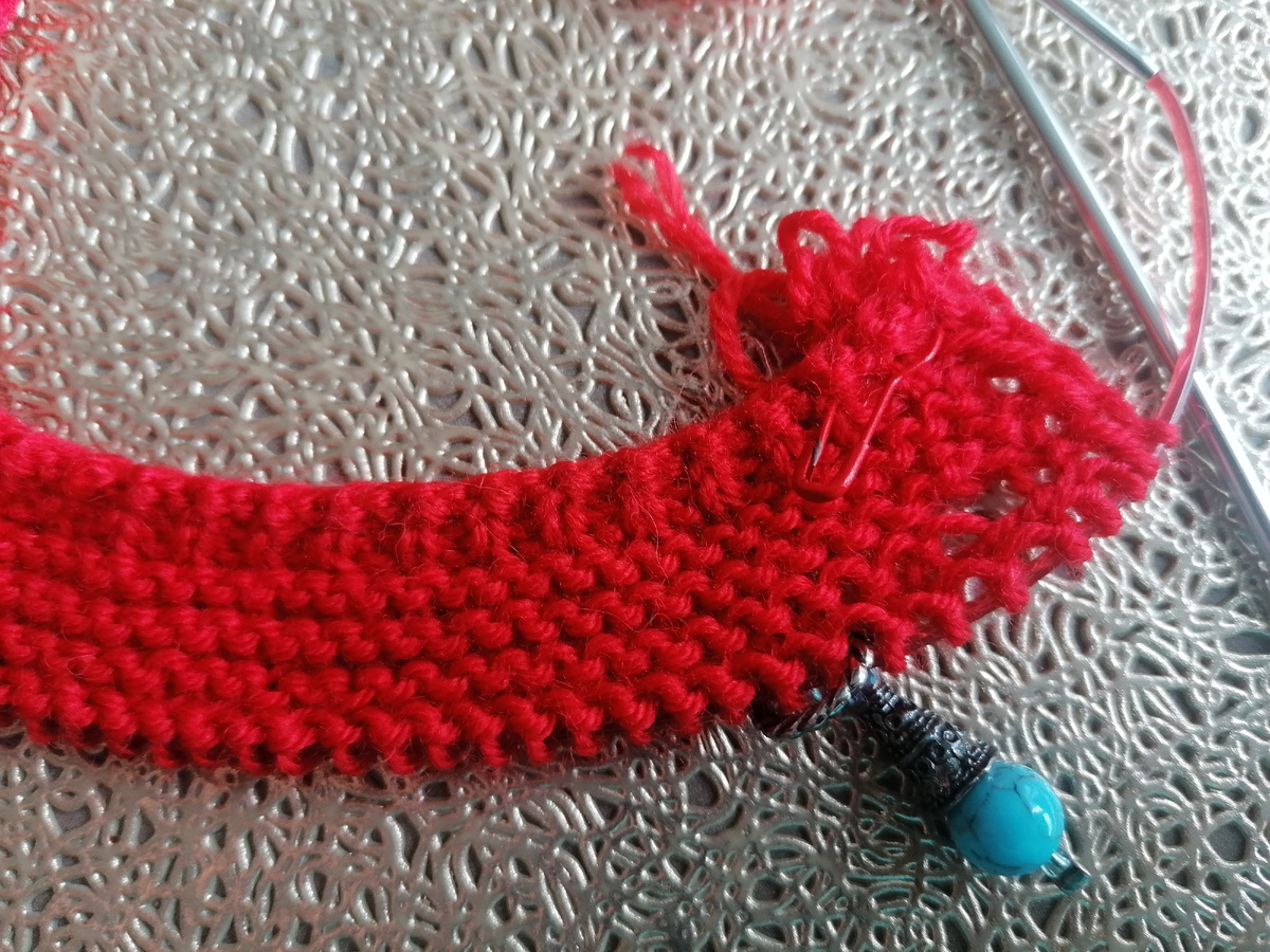 Фото и работа автора канала. На фото правый край стойки горловины.