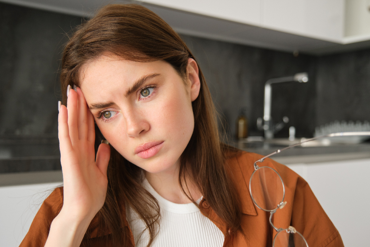 Современный образ жизни — работа за компьютером, смартфоны, плохое освещение — заставляет наши глаза работать на пределе. Глазное напряжение (астенопия) — это не просто дискомфорт, а сигнал, что зрительная система перегружена. Почему глаза устают? Как отличить обычную усталость от серьезных заболеваний? И какие методы быстро снимают напряжение?