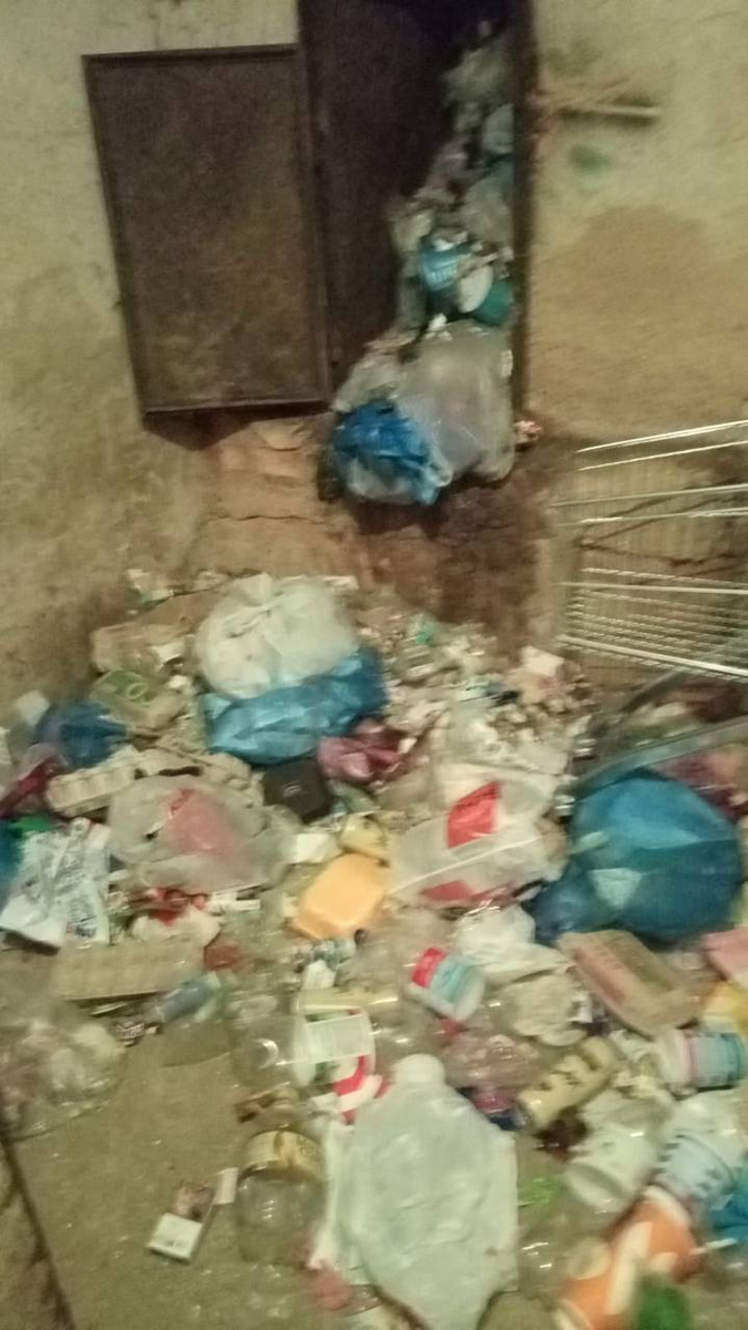 Фотки от жителей дома. Так тут выглядят подъезды (Больше фоток и видео в нашем Телеграме, ссылка в конце статьи)