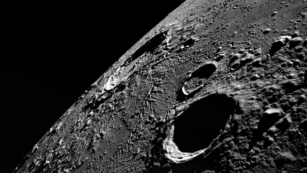 Телескоп «Аполлон-12» с высокой углом наклона на ближнюю сторону Луны с видом на северо-восток в сторону кратера Коперник (в центре у горизонта), сфотографированный с лунной орбиты. Фото: Космический центр Джонсона / НАСА