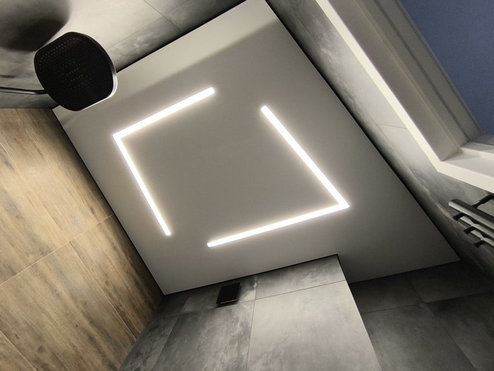   
Одна из наших работ. Теневой натяжной потолок со световыми линиями