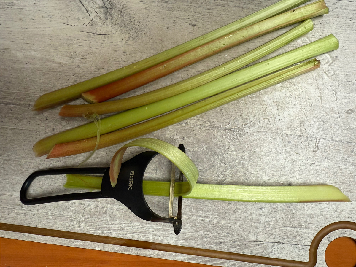 Черешки ревеня