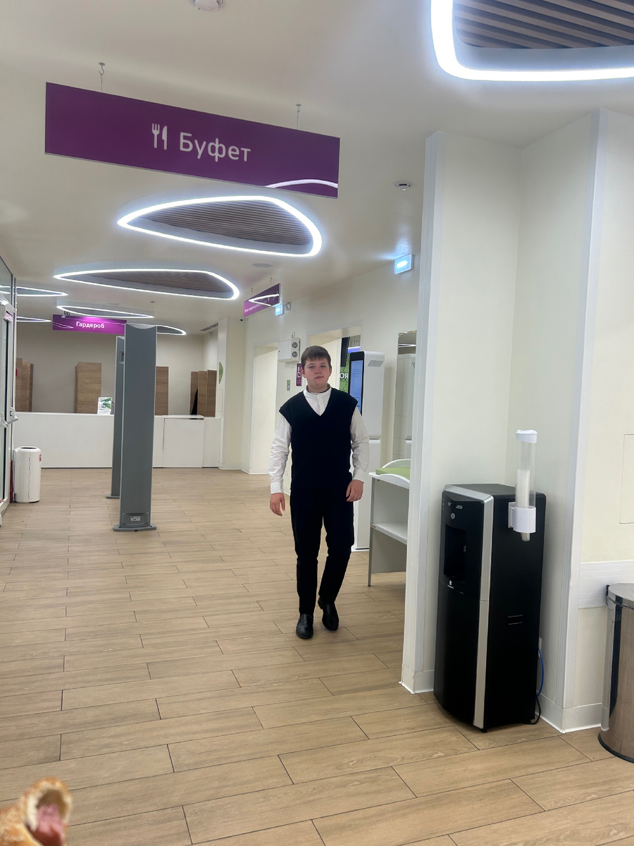 В утешение и для поднятия настроения купила мальчикам по сосиске в тесте. Младшего сына после поликлиники надо было еще отвезти в кадетский корпус на учебу - они учились по-полной до 30 мая. 