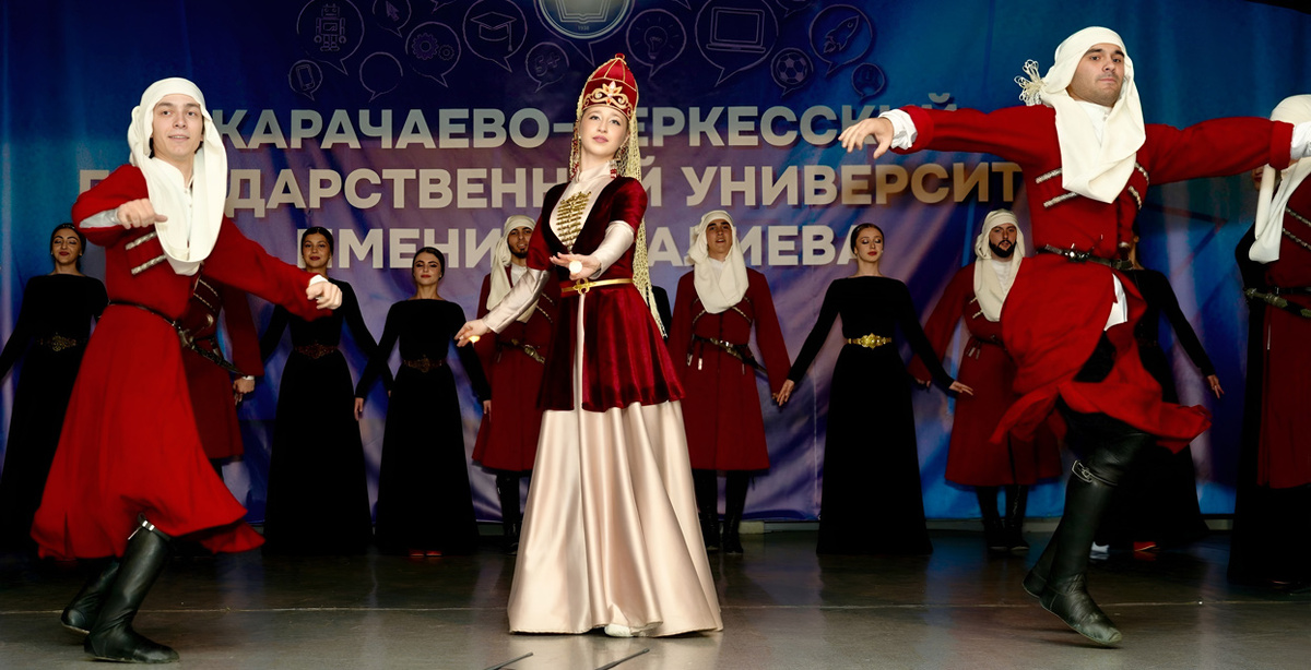 Зрители тепло принимали каждое выступление участников фестиваля. Фото Лейлы ЭБЗЕЕВОЙ.