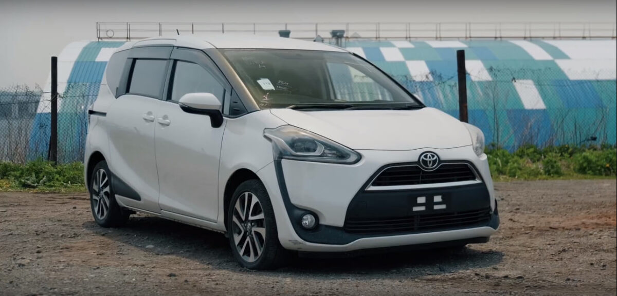 Toyota Sienta. Источник: скриншот из VKвидео канала «Япония Транзит»