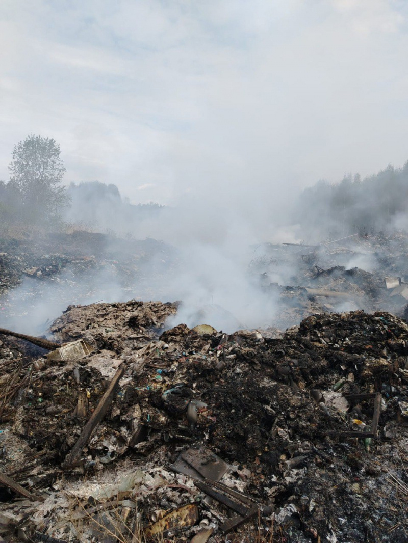    Дым окутал тлеющую свалку на севере КарелииГоскомитете Карелии по безопасности