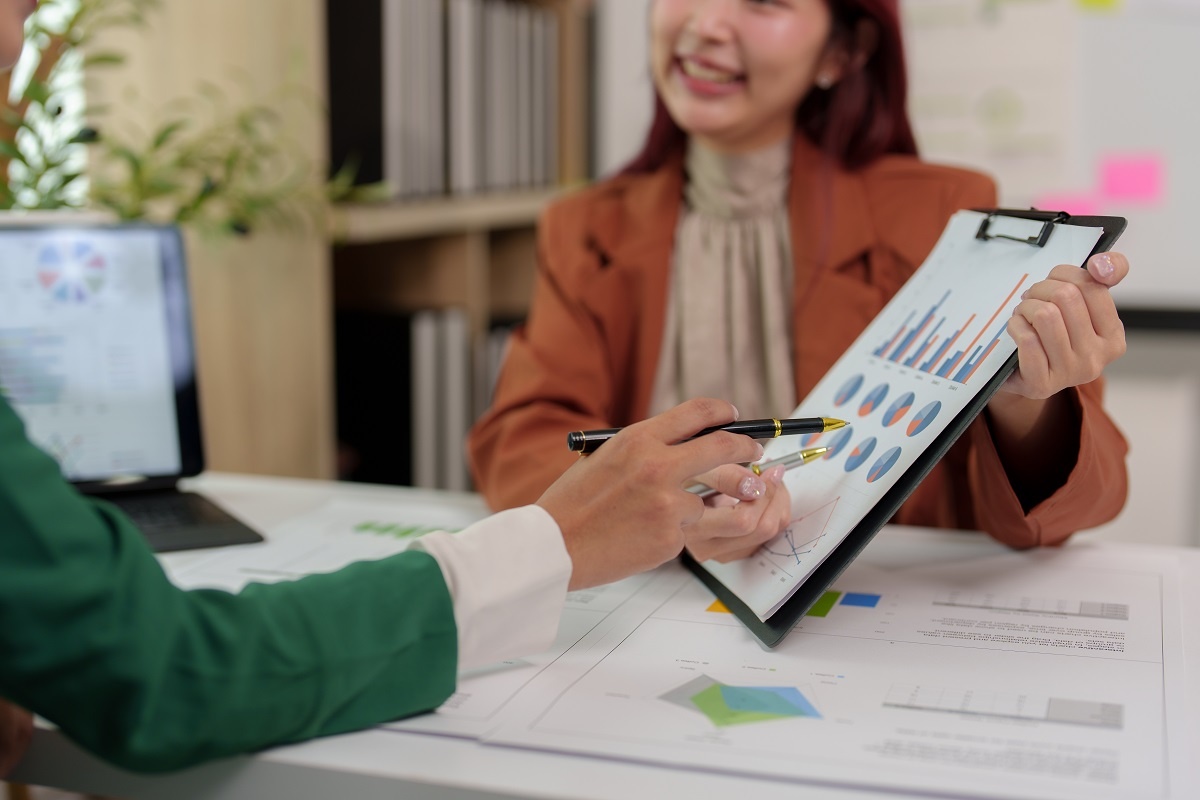 Shutterstock📷Экономист собирает и обрабатывает информацию для анализа эффективности экономической системы предприятия