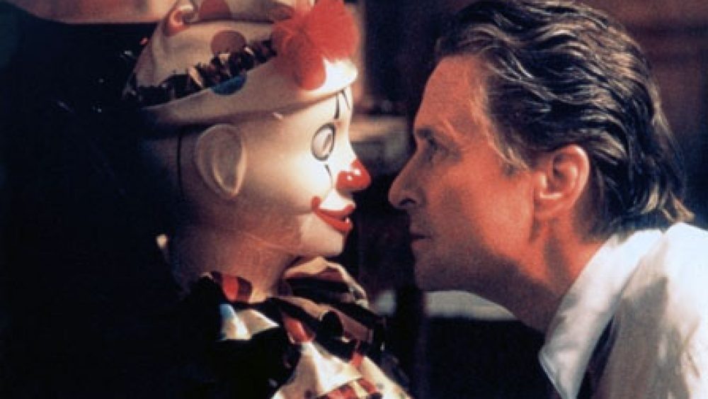 Кадр из культового триллера Дэвида Финчера "Игра" (1997), где Майкл Дуглас в роли Николаса Ван Ортона сталкивается с одним из самых жутких элементов своего "подарка