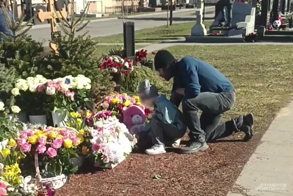 Петр Чернышев на могиле жены. Фото: АиФ/ Лизавета Андреева