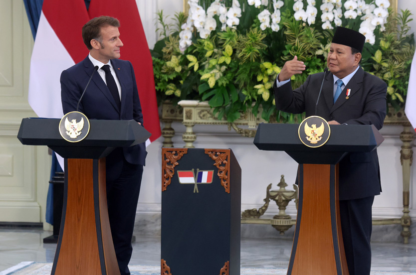 Президенты Франции и Индонезии
Фото: Adi Weda / EPA / TASS