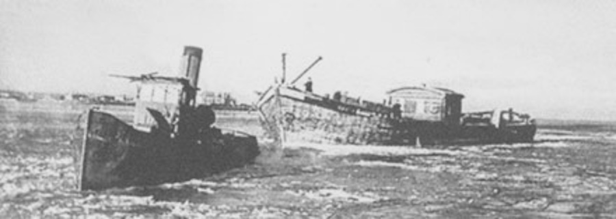 Буксир тянет баржу по Ладоге