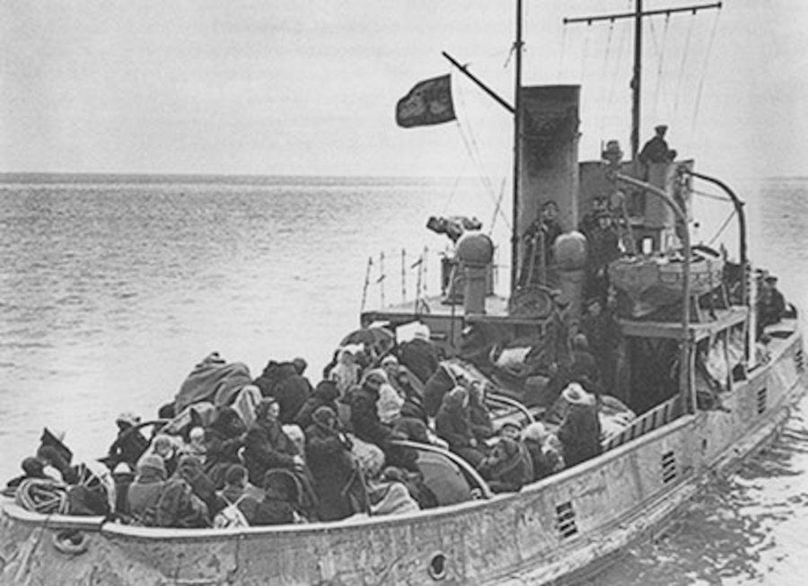 После несколько катастроф с баржами, людей перевозили только буксирами или военными кораблями