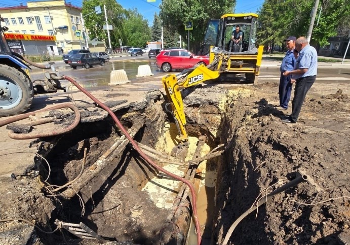 На месте нового порыва ведутся работы