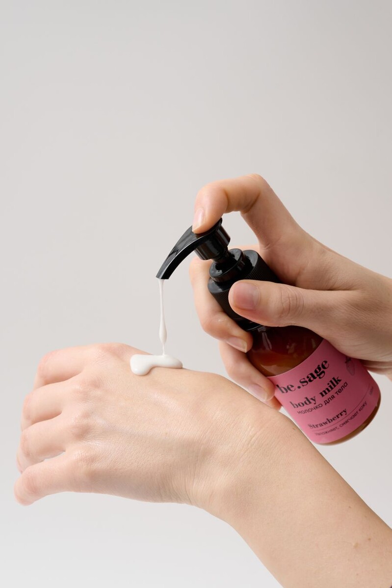 На фото: молочко Земляника be.sage