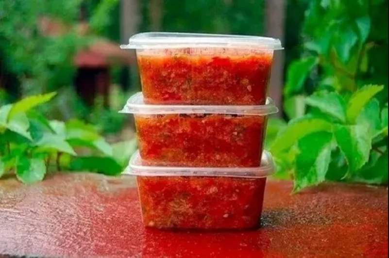 Очень вкусный соус ко всему всего за 5 минут. Варить НЕ надо. Можно на зиму. Свежий аромат и свежий вкус