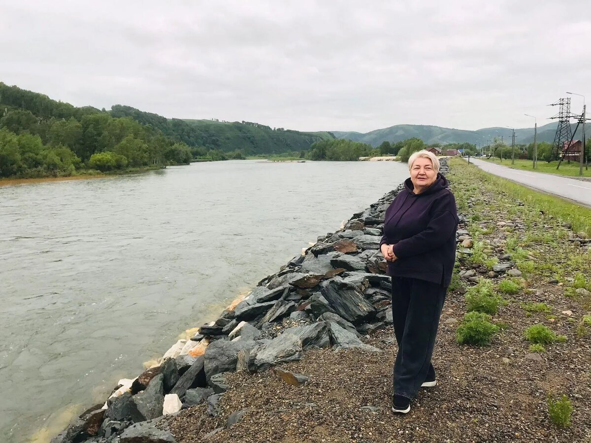 Лена, привет! Вижу, что тебе в таком наряде и уютно, и удобно,  и вообще - ты в трэнде! Со школы, кстати, умеешь выбирать правильные наряды!