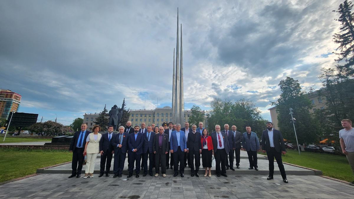 Участники Форума возложили цветы к цветы к Вечному огню Тулы