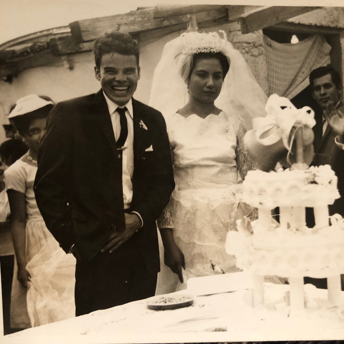 Мне кажется, жених так «скалится» от нервов. Но это не точно.