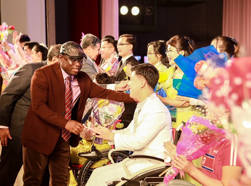 Несколько лет назад Пхеньянская делегация инвалидов прибыла на гастроли в Англию и Францию.