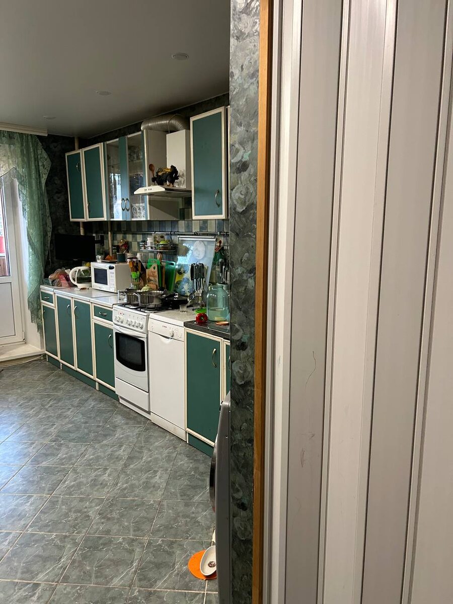 Кухня, интересного зеленого цвета, в которой давно проводился ремонт и хочется ее обновить. При этом очень нравится плитка на полу и фартук - их менять не будут. 