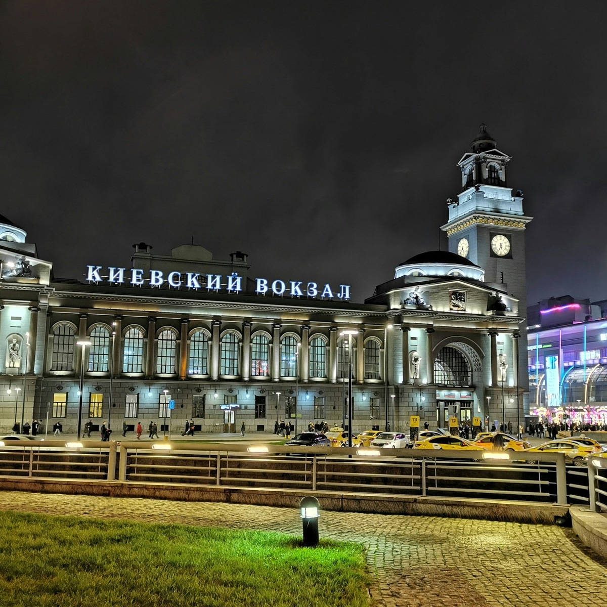 Когда-то с этого вокзала мы могли уехать в Европу (даже площадь называлась Европейской!), в Киев, на наши юга! А что теперь ему осталось? Калуга?!