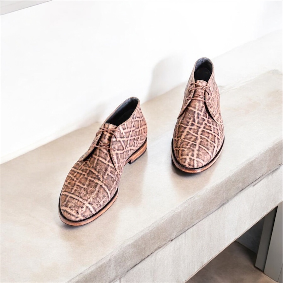 Boots: кожа слона. Cрок службы 30 лет 