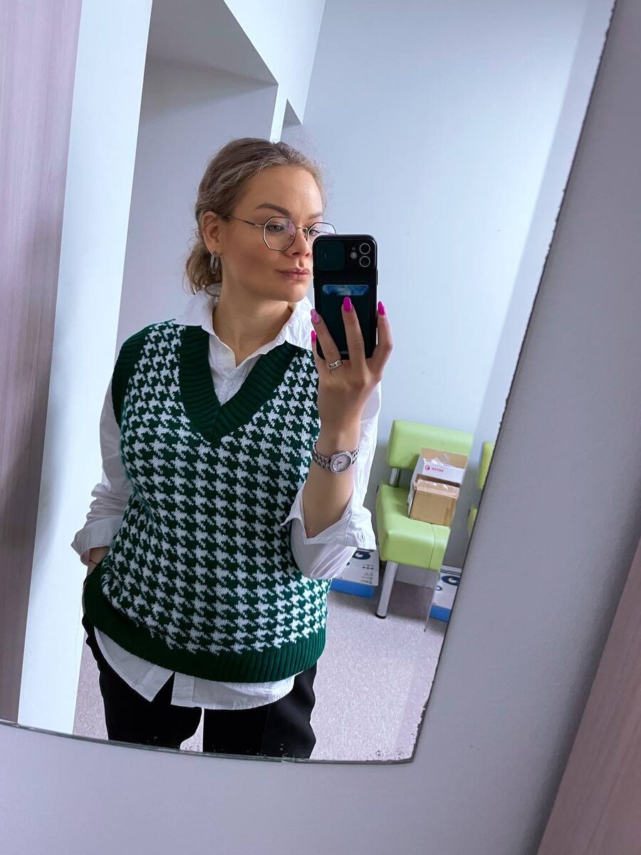 На фотке я перед уходом в декрет, в целом ничего и не заметно. 
Честно, так и было, ведь когда я приехала накануне 9 месяца на работу в облегающем платье, некоторые коллеги были в шоке и думали, что я была в обычном отпуске, поэтому меня нет на работе😆