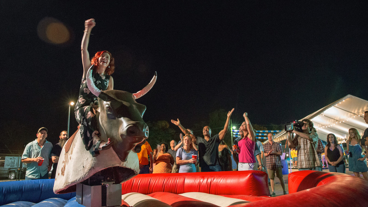 Маленький американский городок... Все развлечения - супермаркет, автосалон и вот этот бык!