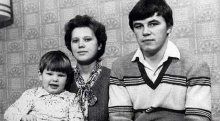 Андрей Аршавин в детстве с родителями. / Фото: izhena.ru