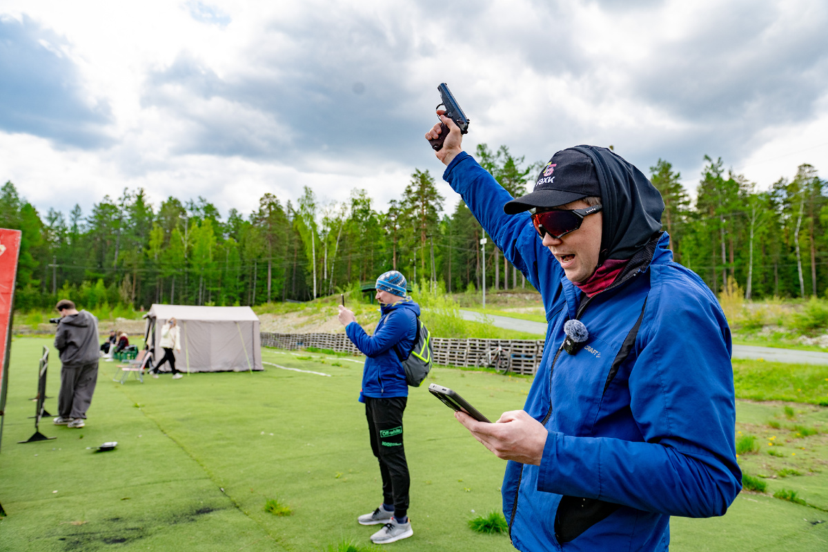 Андрей Тумаков дает старт гонке