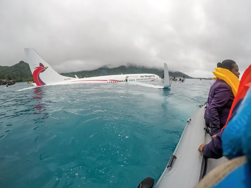 Спасатели приближаются к рейсу 73 авиакомпании Air Niugini после его аварийной посадки в воду недалеко от международного аэропорта Чуук. (ВМС США)