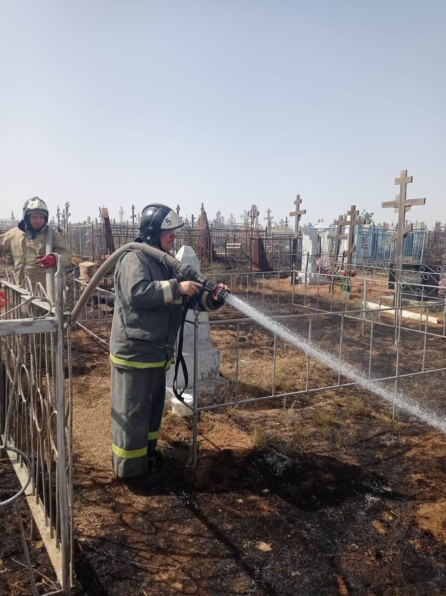 в астрахани горит кладбище