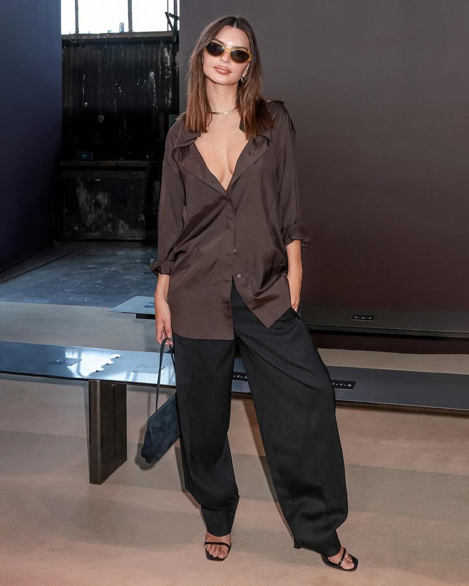    Эмили Ратаковски в брюках Cos Barrel Leg@cosstores