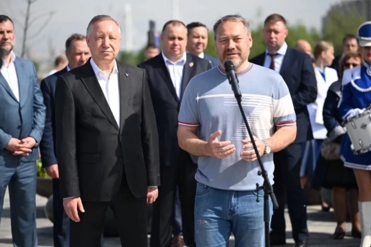    Александр Беглов запустил новый светомузыкальный фонтан в Линейном парке