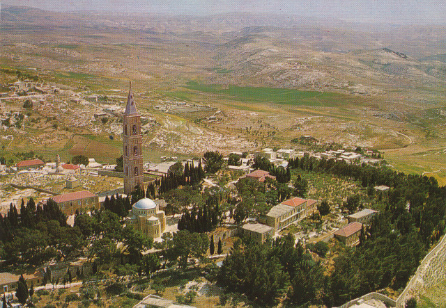 Русский Спасо-Вознесенский монастырь на святой горе Елеон (построен в 1871-1885 гг.); основатель - начальник Русской духовной миссии на Святой Земле в 1865-1894 гг. архимандрит Антонин (Капустин). Высокую 64-метровую колокольню с колоколом в 308 пудов называют "Русская свеча". Иллюстрация из сети