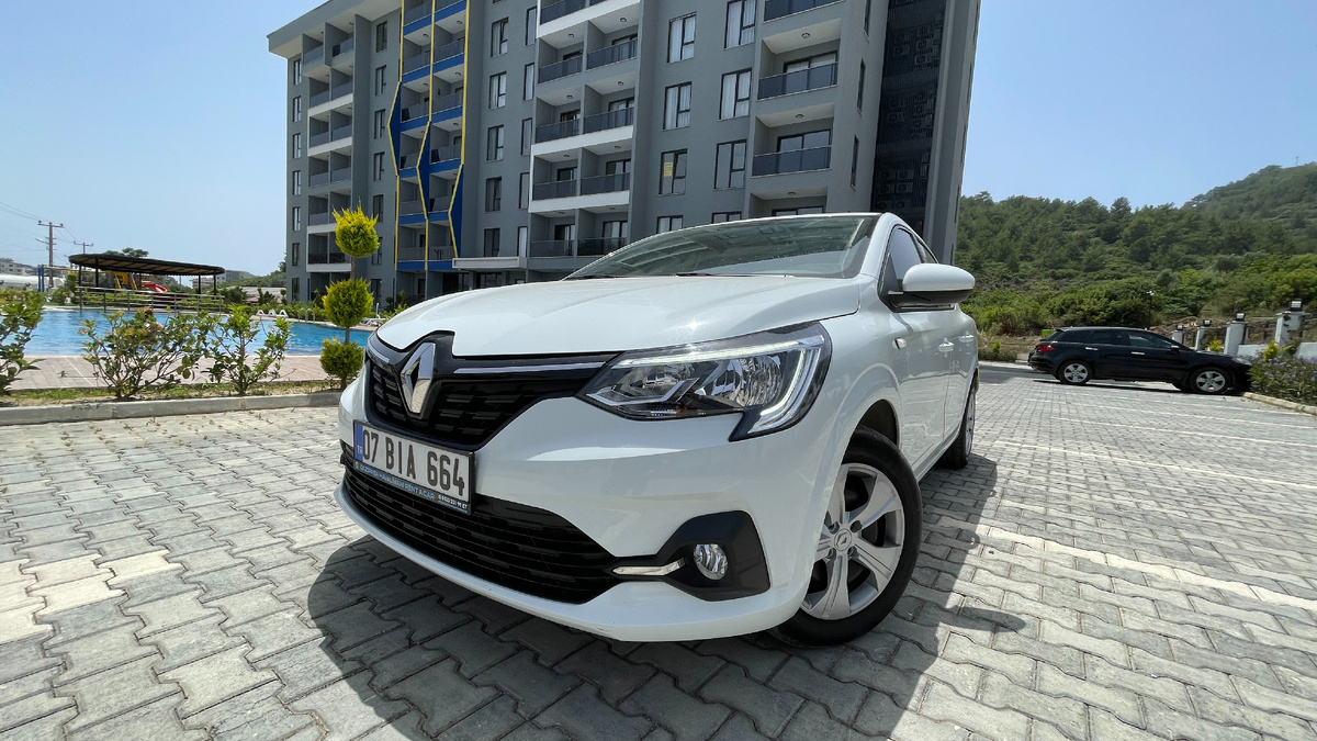 Стол был лёгкий, но тащить его через весь город было бы проблематично. Пришлось арендовать машину.